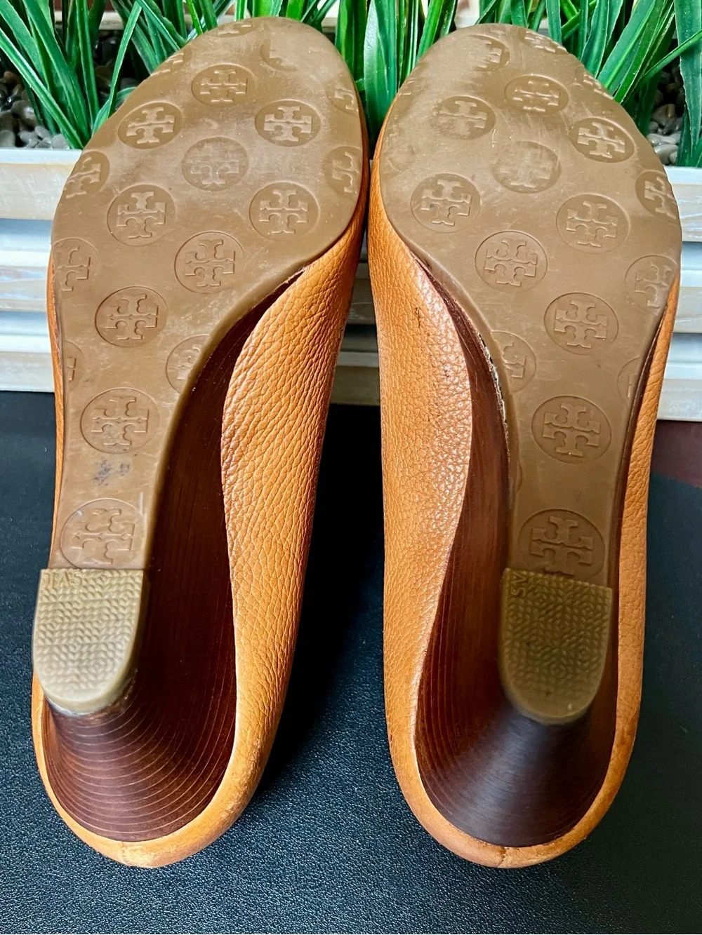 TORY BURCH Sally Peep Toe Camel Brown Leather Wedge & Gold Signature Medallion